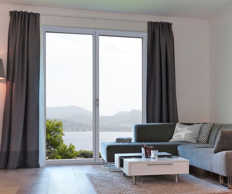 Wohnzimmer mit Kamin und Aussicht auf die Kste